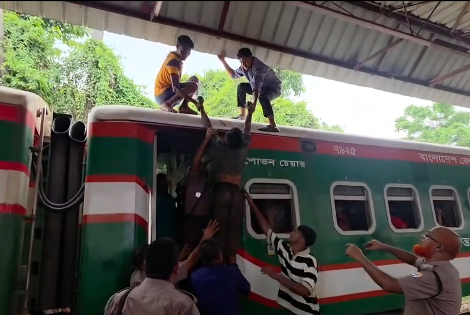 ট্রেনের ছাদ থেকে যুবকের রক্তাক্ত মরদেহ উদ্ধার