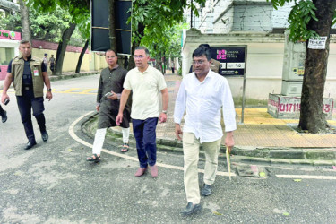 হেঁটে বাসা থেকে গুলশানে বিএনপি কার্যালয়ে প্রধানমন্ত্রী তারেক রহমান