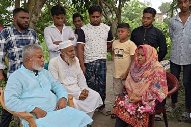 ১০ টাকার জন্য অটোচালক হত্যা: নিহতের পরিবারের পাশে এমপি মান্নান