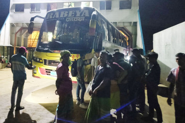 দৌলতদিয়া ফেরিঘাটে দুর্ঘটনার কবলে যাত্রীবাহী বাস