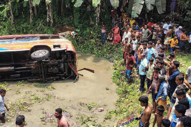 কুষ্টিয়ায় যাত্রীবাহী বাস উল্টে নিহত ৩