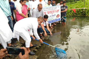 কোটালীপাড়ায় দেশীয় মাছের পোনা অবমুক্ত