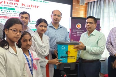 নারায়ণগঞ্জে শিক্ষাপ্রতিষ্ঠানে আধুনিক স্বাস্থ্যসম্মত উপকরণ বিতরণ