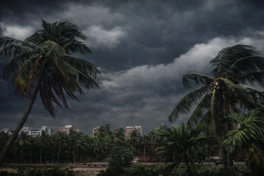 ১৬ জেলায় রাত ১টার মধ্যে ৬০ কিমি বেগে ঝড়ের শঙ্কা