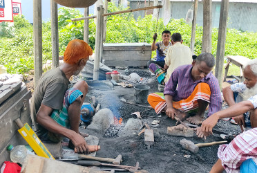 ঈদুল আজহা ঘিরে টুংটাং শব্দে মুখর কামারপল্লী