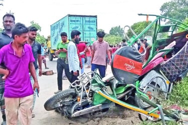 কাভার্ড ভ্যান চাপায় শিশুসহ চারজন নিহত