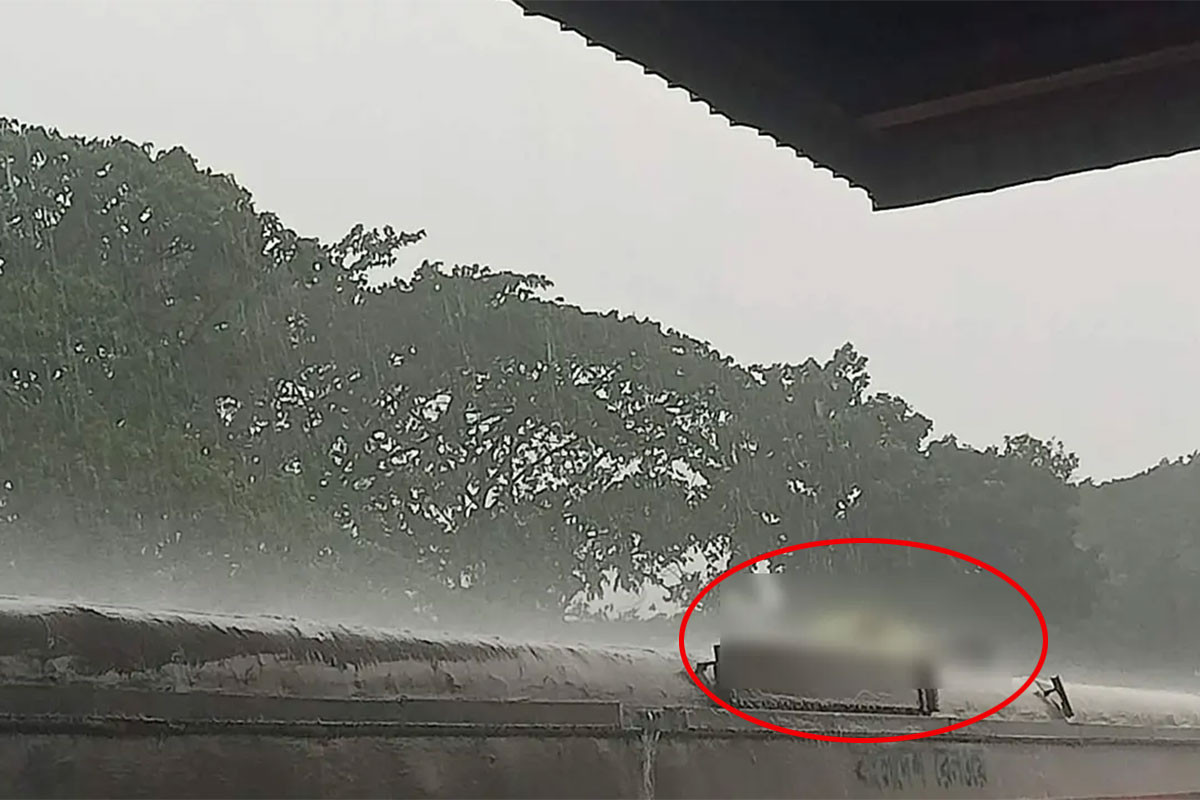 চলন্ত ট্রেনের ছাদে বজ্রপাতে মৃত্যু, স্টেশনে পৌঁছার পর নামানো হয় লাশ