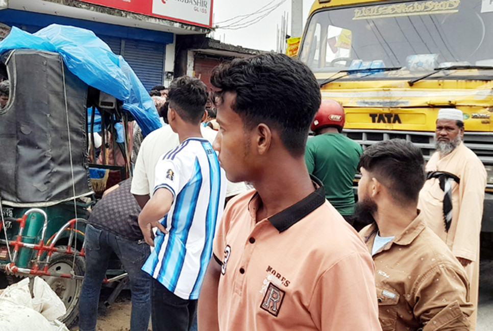 দিনাজপুরে ট্রাকের ধাক্কায় ইজিবাইকের চালকসহ ৬ যাত্রী আহত