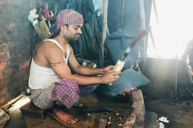 হাতুড়ির টুংটাং শব্দে মুখর ফটিকছড়ির কামারশালা