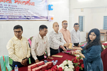 মানুষের পাশে দাঁড়ানোর অঙ্গীকার সংবর্ধনা পাওয়া কৃতি শিক্ষার্থীদের