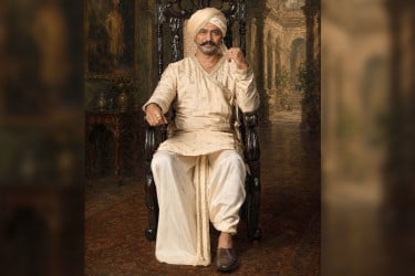 রাজকীয় সাজে দেবের রহস্যময় পোস্ট