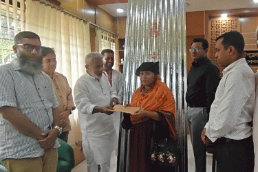 সোনারগাঁয়ে দেড় হাজার জেলে পেলেন চাল, ১১ পরিবার পেল ঢেউটিন ও অর্থ