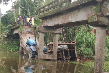 কুড়িগ্রামে সেতু ভেঙে ট্রাক্টর খাদে, আহত ৬