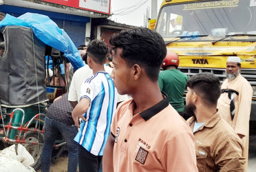 দিনাজপুরে ট্রাকের ধাক্কায় ইজিবাইকের চালকসহ ৬ যাত্রী আহত