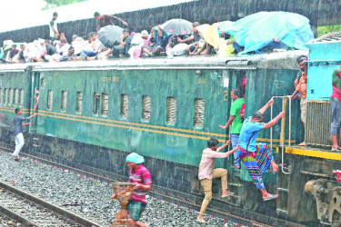 ঈদের লম্বা ছুটি শুরু চলছে ঘরে ফেরা