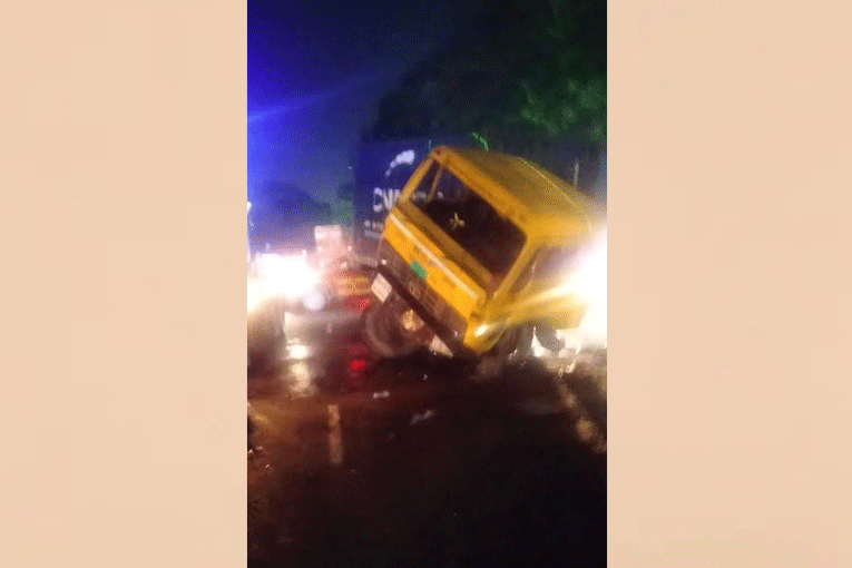 মুন্সীগঞ্জে কাভার্ড ভ্যান-লরি সংঘর্ষে হেলপার নিহত, চালক আহত