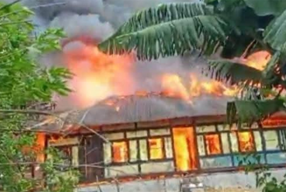 টাকা না পেয়ে নিজ বসতঘর জ্বালিয়ে দিলেন যুবক