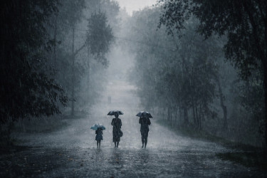 দেশের ১০ অঞ্চলে ঝোড়ো হাওয়াসহ বৃষ্টি ও বজ্রবৃষ্টির শঙ্কা