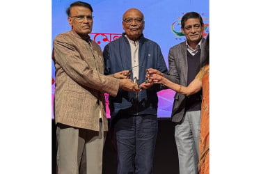 নিউইয়র্কে আন্তর্জাতিক বইমেলার সাহিত্য পুরস্কার পেলেন ড. আব্দুন নূর