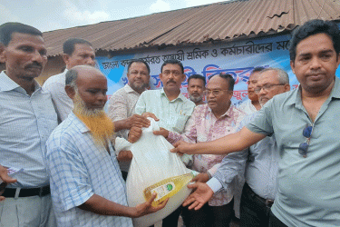 মোংলা বন্দরে শ্রমিক-কর্মচারীদের মাঝে ঈদের খাদ্যসামগ্রী বিতরণ