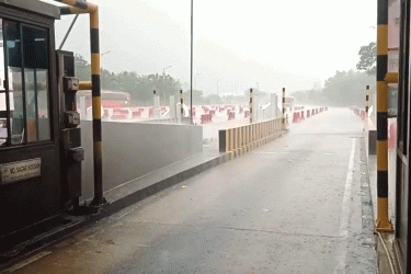 ঝড়ো হাওয়ায় পদ্মা সেতুতে যানচলাচল সীমিত, সকালে ২ কোটির বেশি টোল আদায়