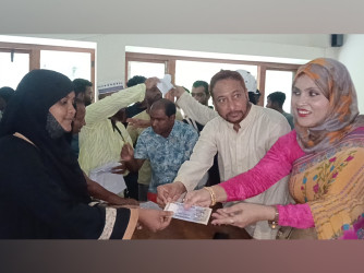 প্রধানমন্ত্রীর ত্রাণ তহবিল থেকে অসহায় পরিবারকে ১০ লাখ টাকা সহায়তা