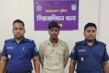 বাথরুমের ভেন্টিলেটর দিয়ে কলেজছাত্রীর গোসলের ভিডিও ধারণ, অতঃপর...