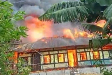 টাকা না পেয়ে নিজ বসতঘর জ্বালিয়ে দিলেন যুবক