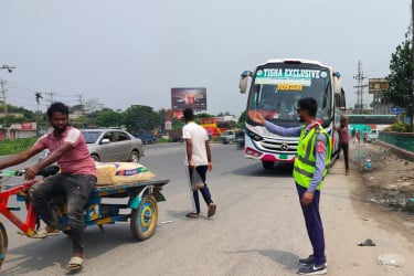 কুমিল্লায় মহাসড়কে যানজট নিরসনে ট্রাফিকের ভূমিকায় স্কাউট সদস্যরা