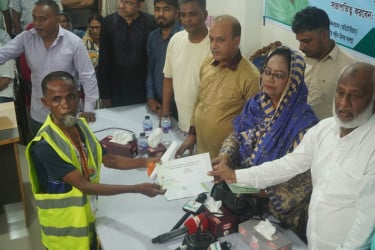বরিশাল সিটি করপোরেশনের ১৩৭৮ পরিচ্ছন্নতাকর্মীকে প্রধানমন্ত্রীর ঈদ উপহার
