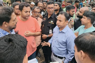 মহাসড়ক বন্ধ করে গরুর হাট: দুই ইজারাদারসহ ৪ জনকে জরিমানা