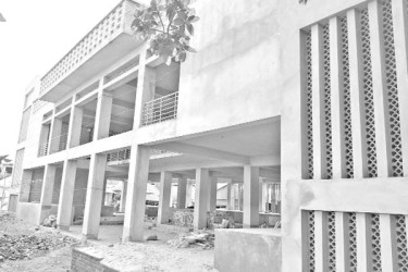 সরকারি জমি দখল করে অবৈধ স্থাপনা