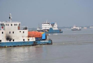 দৌলতদিয়া-পাটুরিয়া নৌরুটে ফেরি চলাচল স্বাভাবিক