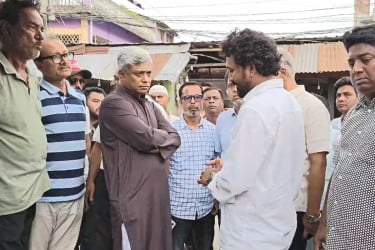 যশোরে ছাত্রনেতার বাড়িতে হামলা, ঘটনাস্থল পরিদর্শন করলেন বিদ্যুৎ প্রতিমন্ত্রী