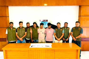 যশোরে শীর্ষ সন্ত্রাসী অনিক সহযোগীসহ আটক