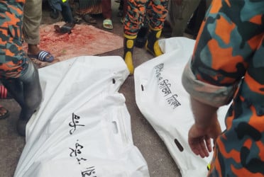 ঢাকা-বরিশাল মহাসড়কে বাসের ধাক্কায় একই প‌রিবা‌রের ৩ জন নিহত
