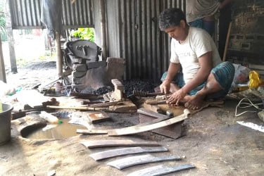 টুংটাং শব্দে মুখর টাঙ্গাইলের কামারপল্লী