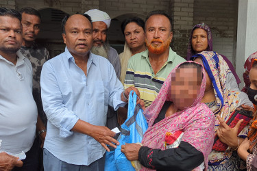 মোংলায় ঈদ উপলক্ষে দুস্থদের মাঝে চাল বিতরণ