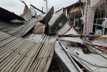 ঝড়ে মুন্সীগঞ্জের শিমুলিয়া ঘাটের ১২ দোকান লন্ডভন্ড
