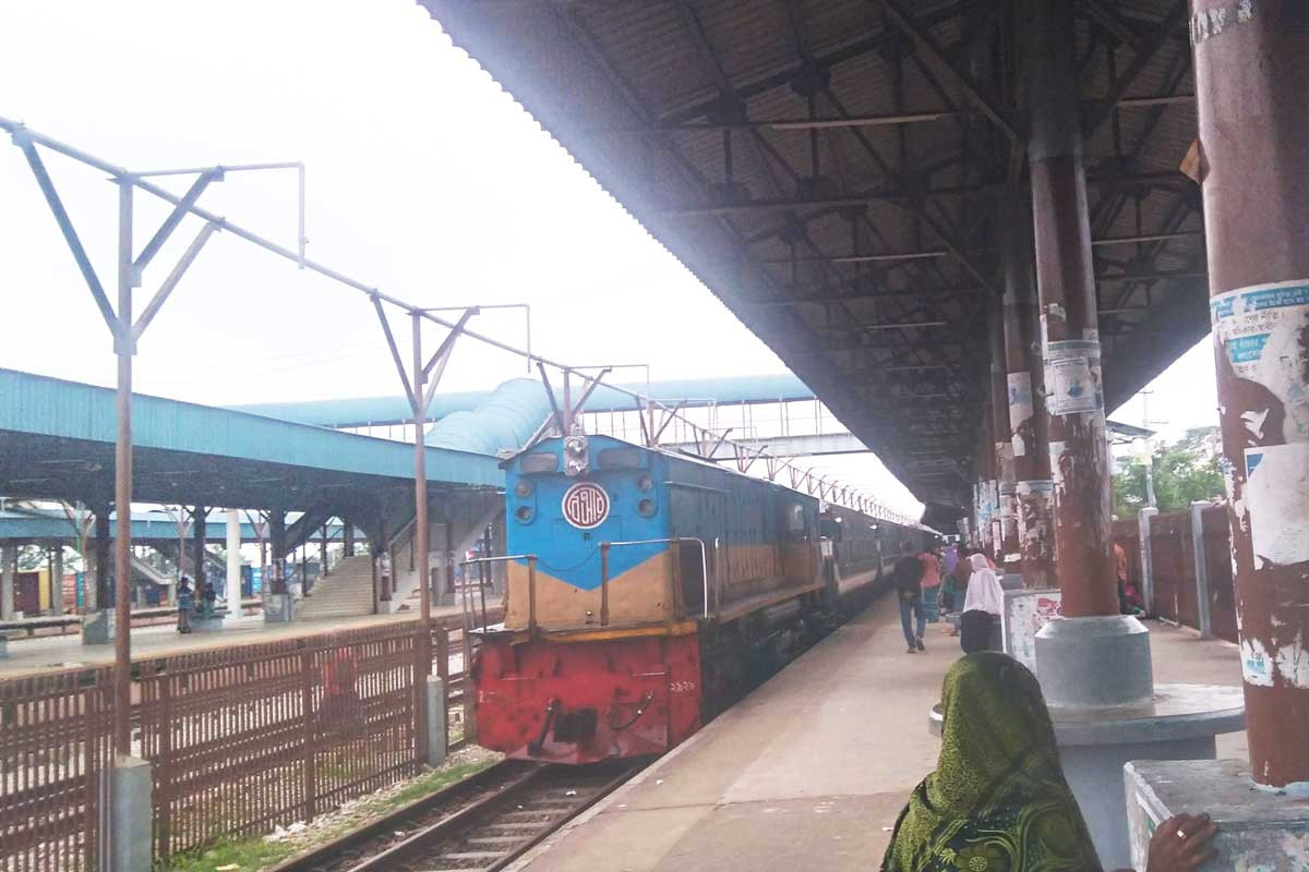 বিলম্বে চলছে ট্রেন, যাত্রী ভোগান্তি চরমে