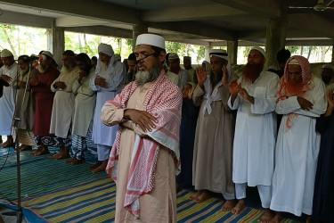 সৌদির সঙ্গে মিল রেখে চাঁপাইনবাবগঞ্জের কয়েক এলাকায় ঈদের নামাজ আদায়