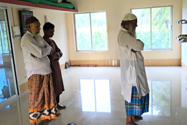 সৌদির সঙ্গে মিল রেখে রাজশাহীর পুঠিয়ায় ঈদের নামাজ, মুসল্লি ছিলেন ৫ জন