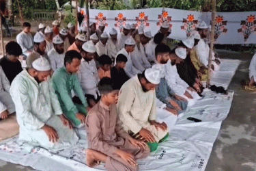 বৃষ্টি উপেক্ষা করে মুন্সীগঞ্জে সৌদির সঙ্গে মিল রেখে ঈদ জামাত সম্পন্ন