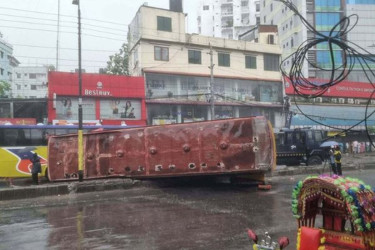 রাজধানীতে ডিভাইডার ভেঙে এক বাসকে আরেক বাসের ধাক্কা, নিহত বেড়ে ৪