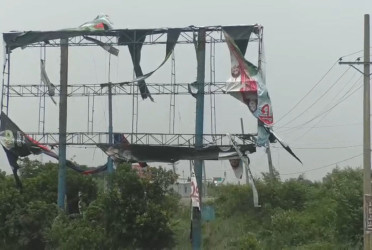বিলবোর্ড ভেঙে বিদ্যুৎ বিপর্যয়, তিন দিন বিদ্যুৎবিহীন