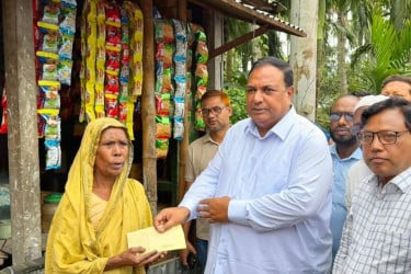আদিতমারী-কালীগঞ্জে ৫০ ক্ষুদ্র ব্যবসায়ীকে নগদ সহায়তা দিলেন সংসদ সদস্য বাবুল