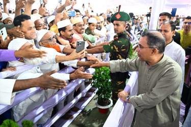 জাতীয় ঈদগাহে মুসল্লিদের সঙ্গে প্রধানমন্ত্রীর শুভেচ্ছা বিনিময়