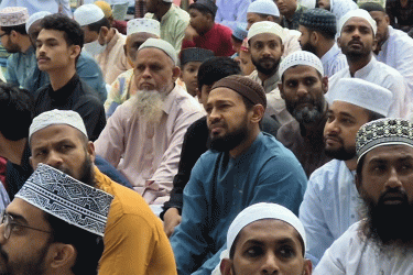 বগুড়ায় বাবার সঙ্গে ঈদের নামাজ আদায় করলেন মুশফিক