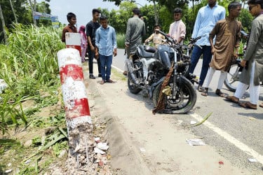 গতির কারণে মোটরসাইকেল নিয়ন্ত্রণ হারিয়ে খুঁটির সঙ্গে ধাক্কা, আহত ৩