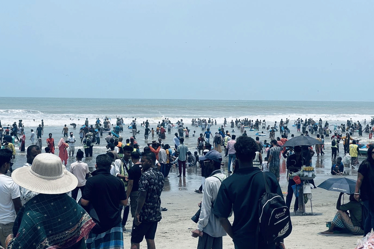ঈদের ছুটিতে পর্যটকে মুখর কক্সবাজার সমুদ্রসৈকত